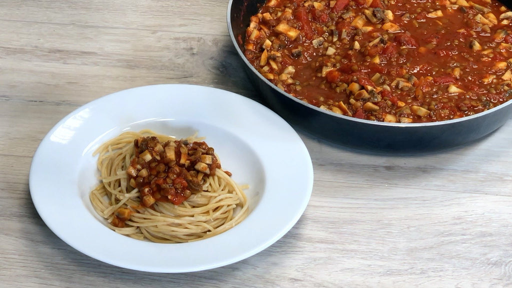 Vollkornpasta mit Linsen-Bolognese